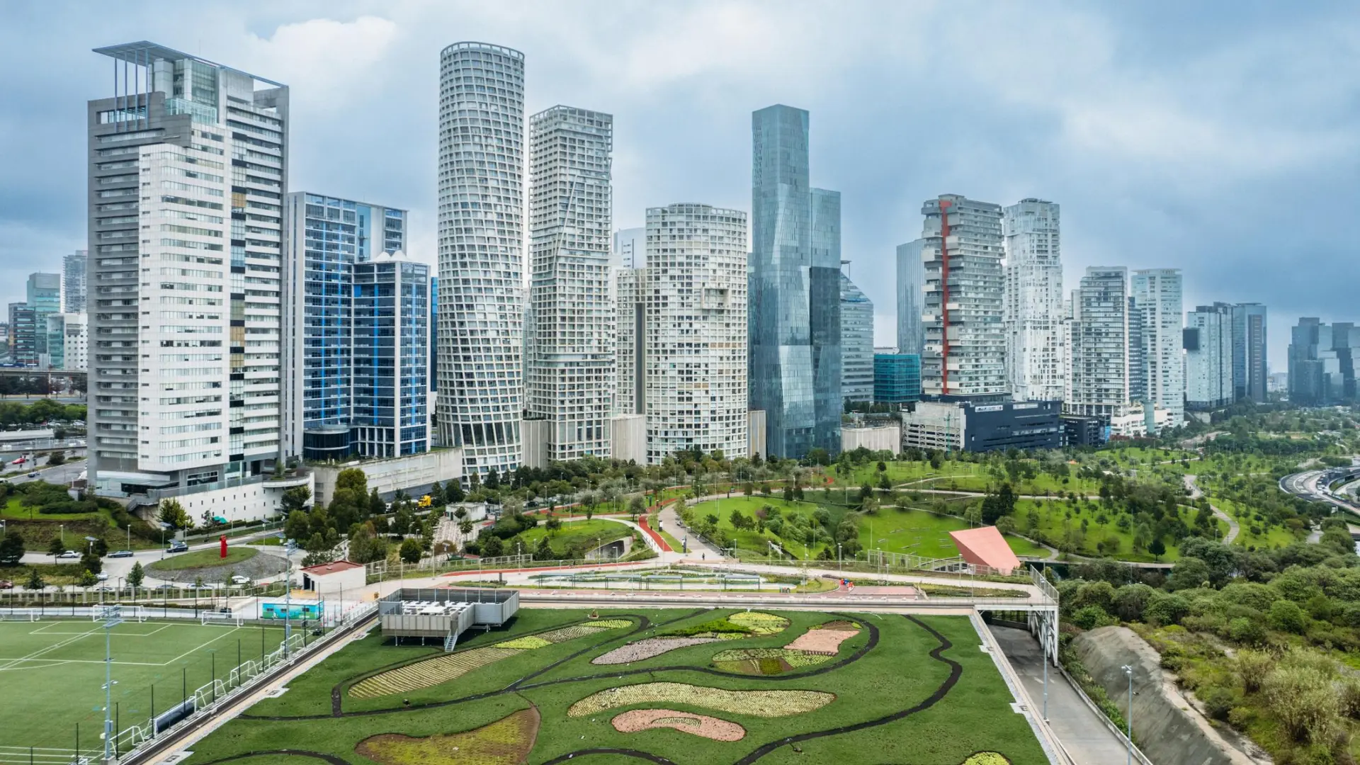 Tres atrapados tras el colapso de un edificio en Ciudad de México