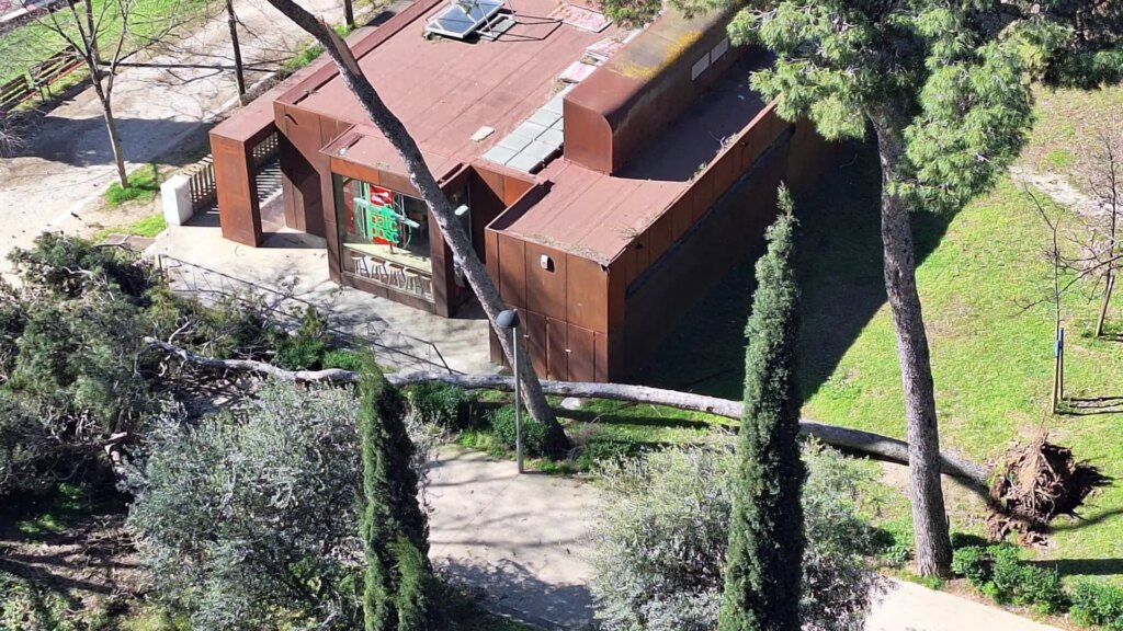 Tres heridos leves por el fuerte temporal de viento en Cataluña, que también deja cortes de luz y árboles derribados