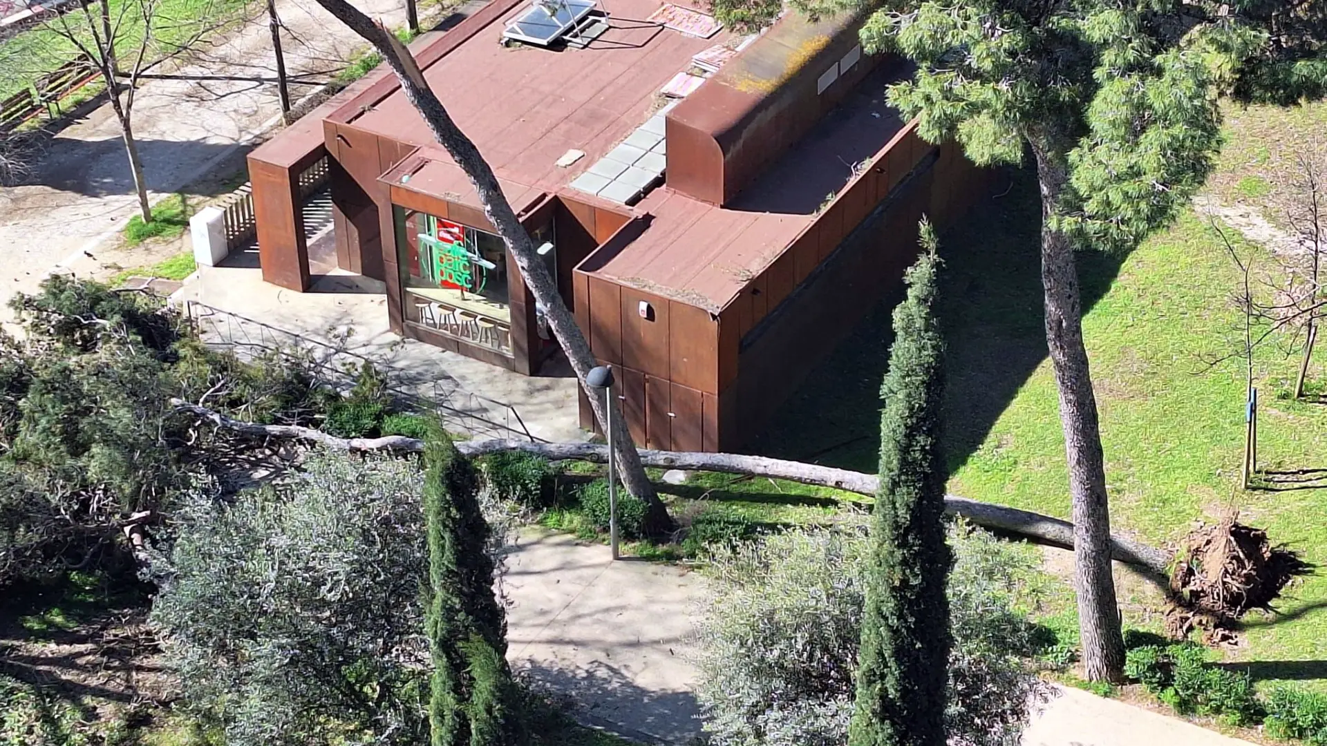 Tres heridos leves por el fuerte temporal de viento en Cataluña, que también deja cortes de luz y árboles derribados