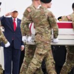 Trump recibe los restos de los seis primeros soldados de EEUU muertos en la guerra de Irán