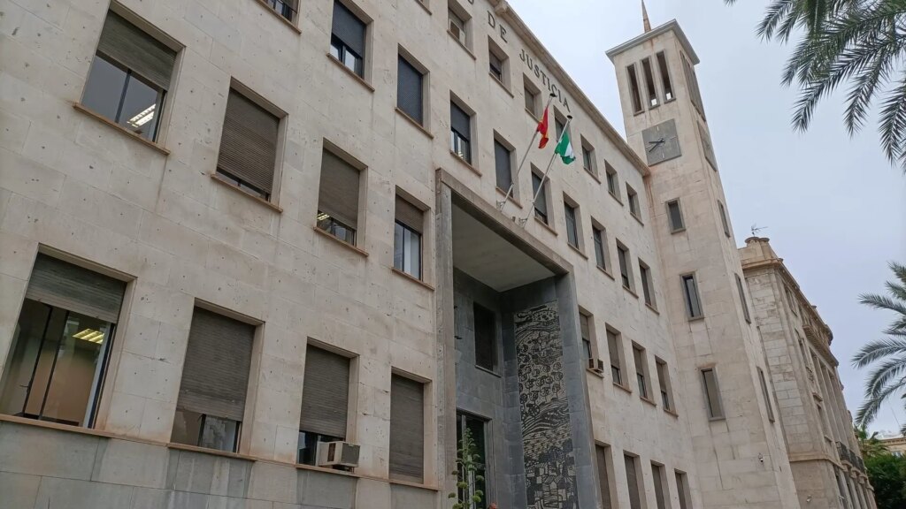 Un año y seis meses de prisión para un profesor de Almería que pidió a una alumna de 14 años enseñar los pechos para aprobar