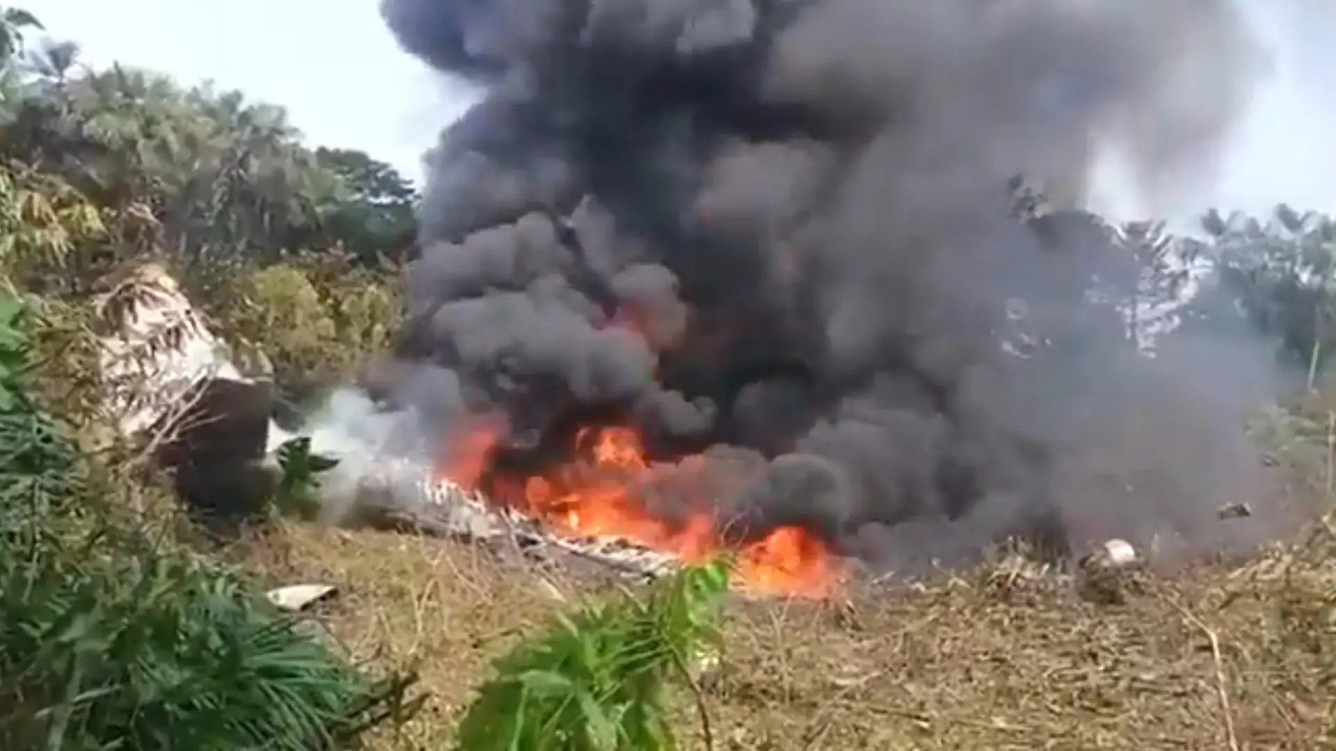 Un avión se estrella en Colombia con al menos un centenar de militares a bordo
