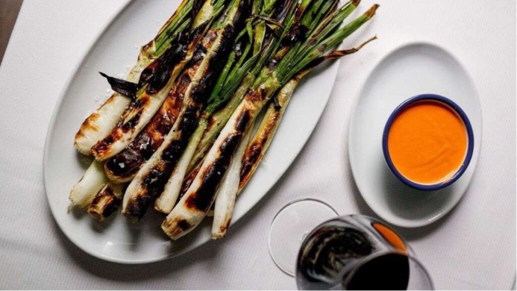 Calçotadas en Madrid: dónde disfrutar del auténtico sabor catalán a la brasa