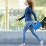 cómo tu forma de caminar refleja tu estado de ánimo