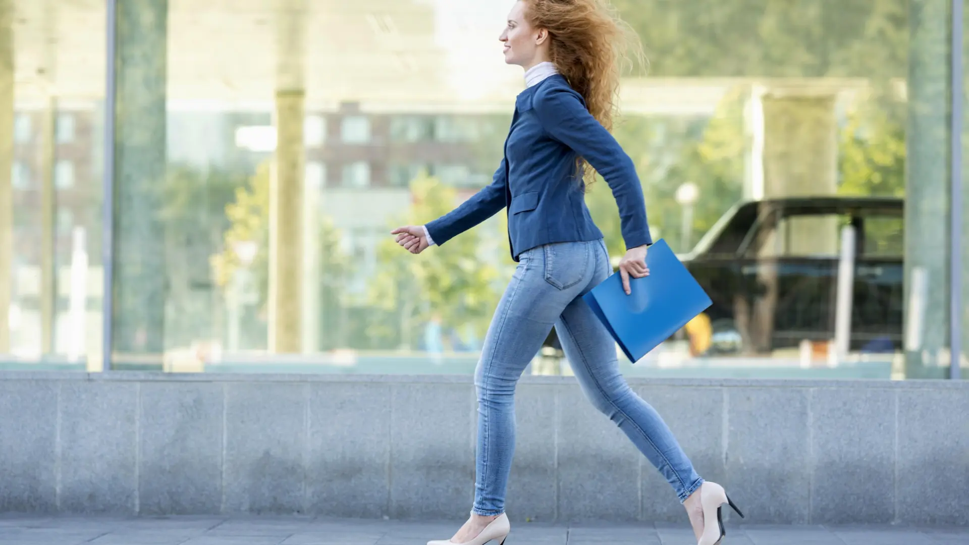cómo tu forma de caminar refleja tu estado de ánimo