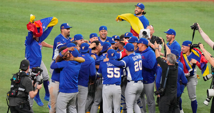 Venezuela derrota a EE.UU. en Mundial de Béisbol y conquista su primer título