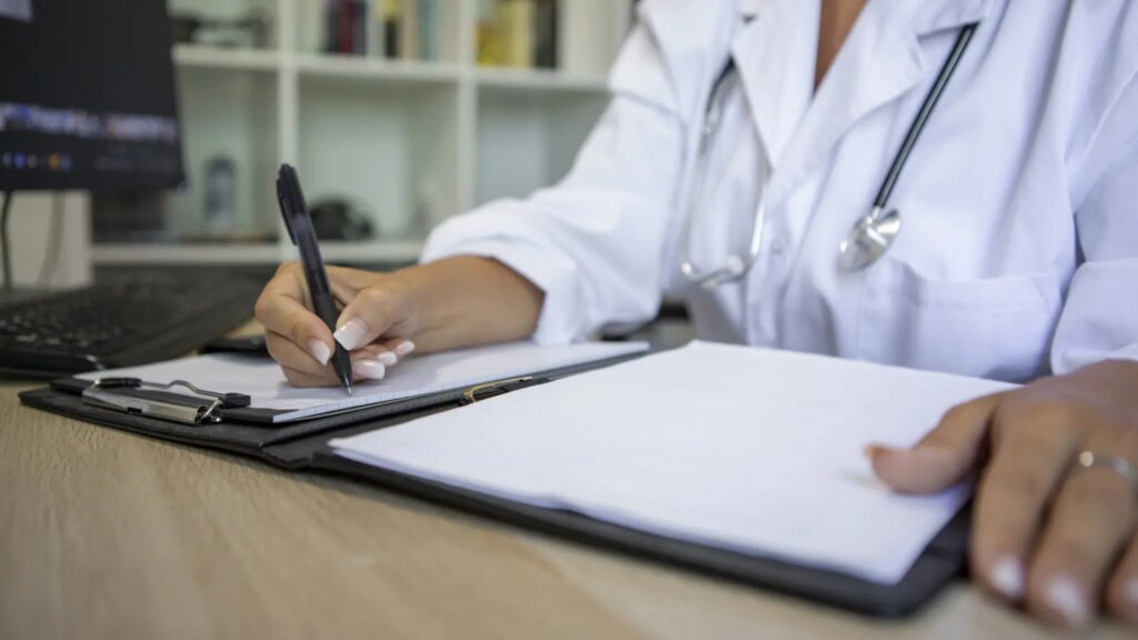 sanitarios tanto del sistema público como privado