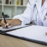 sanitarios tanto del sistema público como privado