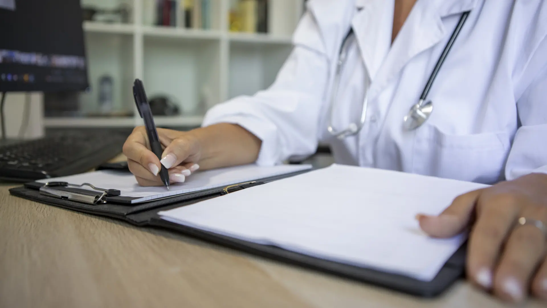 sanitarios tanto del sistema público como privado