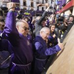 Antonio Resines rompe la hora en Calanda con el estruendo de cientos de tambores y bombos en una plaza entregada