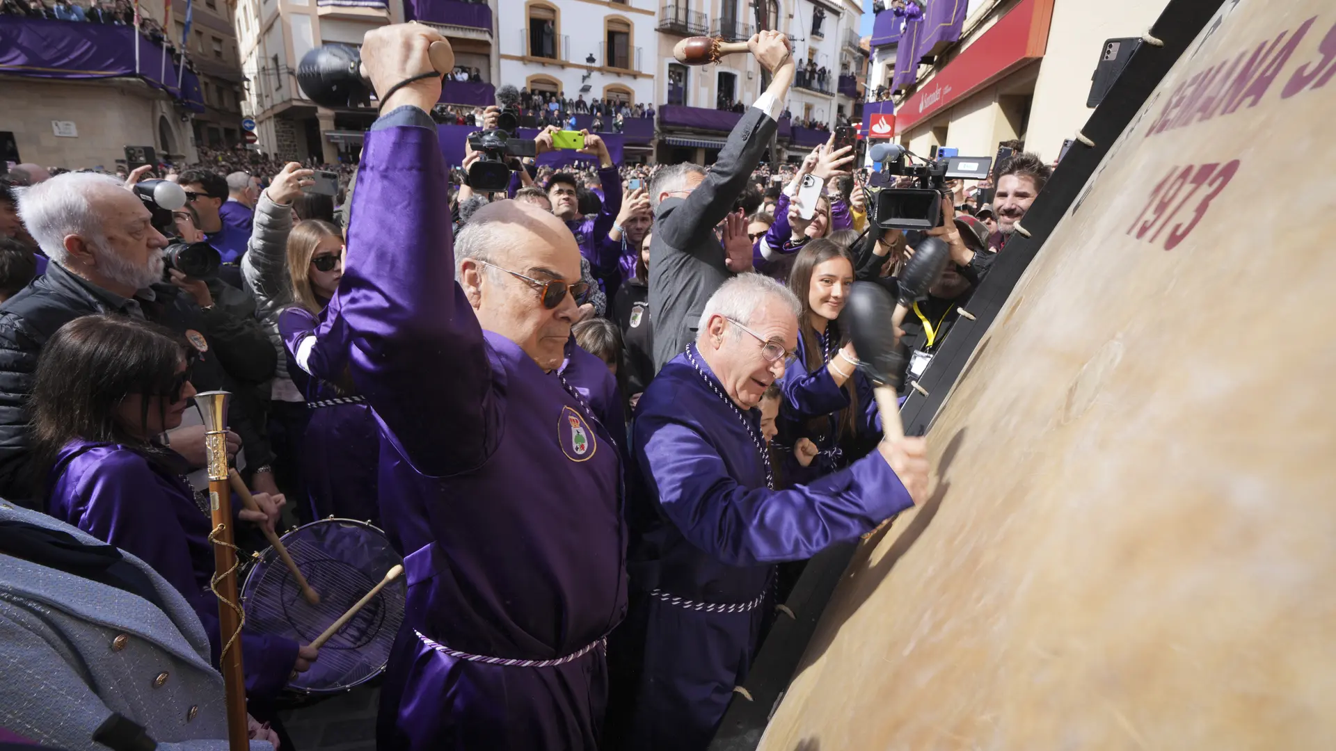 Antonio Resines rompe la hora en Calanda con el estruendo de cientos de tambores y bombos en una plaza entregada