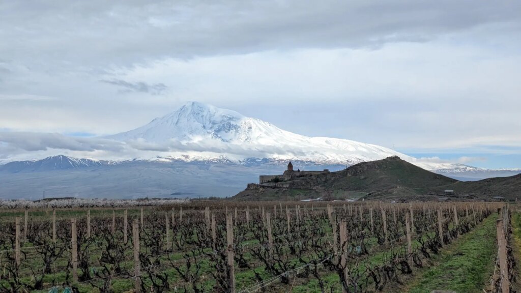Descubre el lugar más famoso de Armenia, un monasterio prisión con viñedos a los pies del Ararat