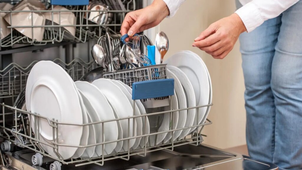 El error que cometes con el lavavajillas y que dispara tu factura de la luz sin que te des cuenta