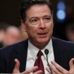 El exdirector del FBI se entrega y comparece ante el tribunal tras ser acusado de amenazar de muerte a Trump