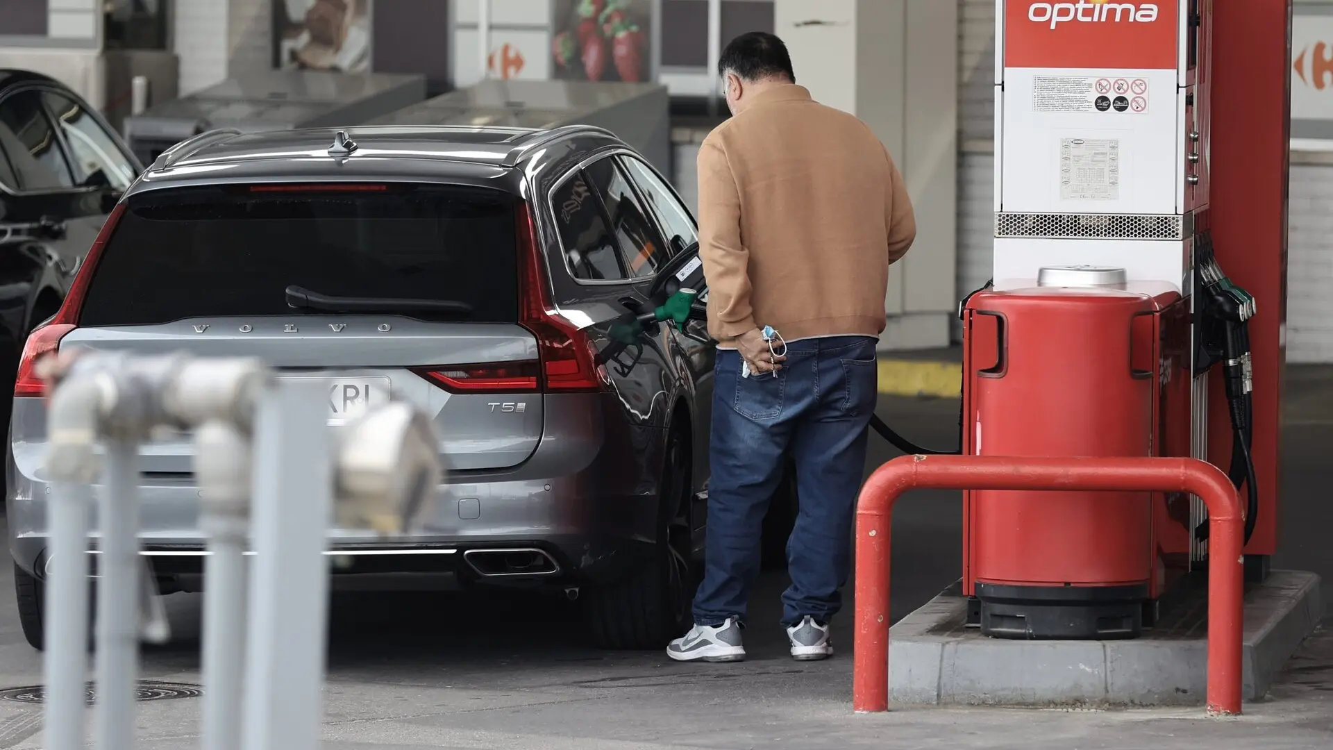 El mecánico Juan José sobre la subida del precio del combustible: «Es mentira»