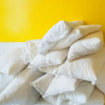 El truco casero para blanquear almohadas amarillas en minutos (sin lejía)