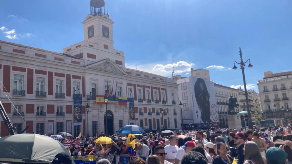 La Embajada de Venezuela pide disculpas por las palabras de Carlos Baute en el acto en Madrid de Corina Machado, que las rechaza