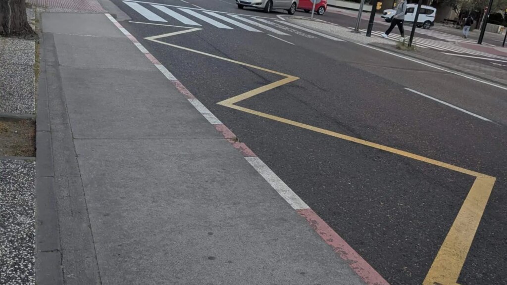 La función que cumplen las líneas en zigzag pintadas en el asfalto de algunas calles