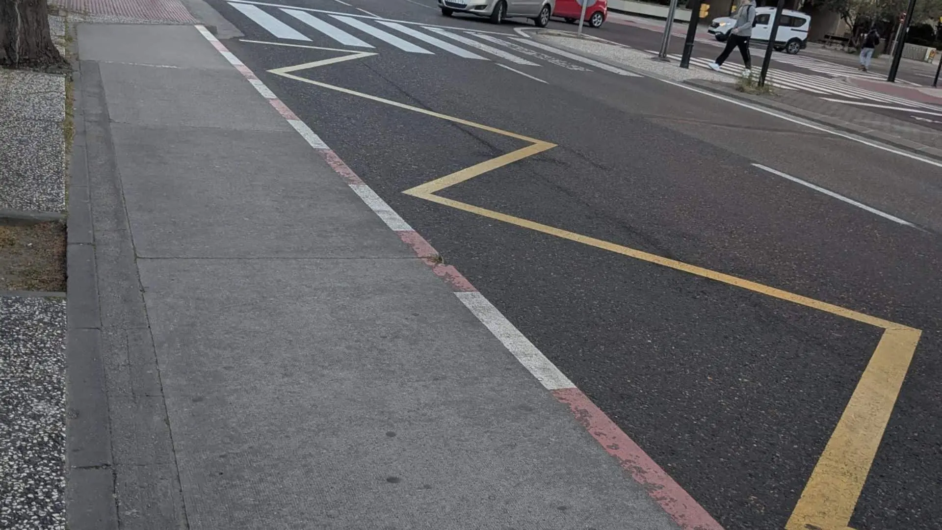 La función que cumplen las líneas en zigzag pintadas en el asfalto de algunas calles
