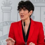 La ministra Saiz defiende que el proceso de regularización va «con normalidad» pese a las incidencias del primer día presencial