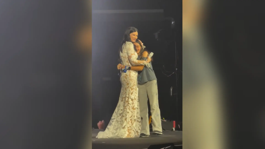 Laura Pausini detiene su concierto en Valencia y sube a una fan de 12 años con una voz prodigiosa a cantar: «Un sueño para ella»