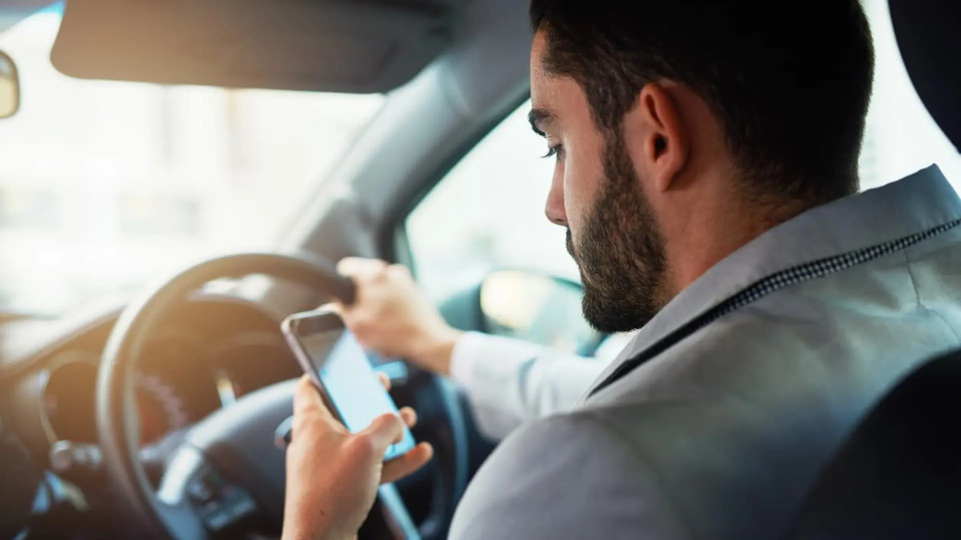 Los cinco peores hábitos de los conductores españoles según el Club Europeo de Automovilistas (CEA)