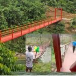 Insólito: inauguran puente en Bagadó y colapsa segundos después; deja tres heridos