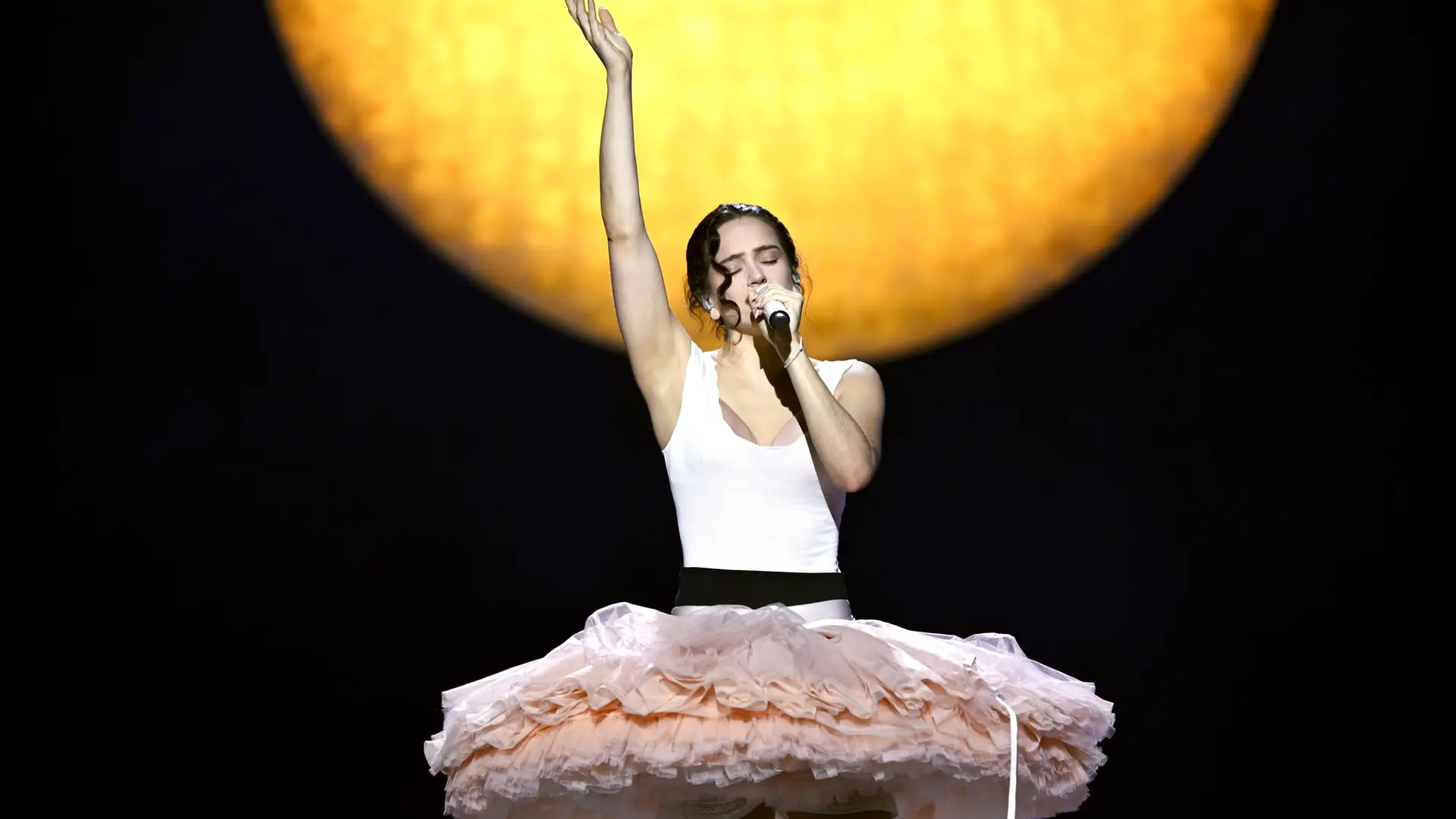 Rosalía arranca su ‘Lux Tour’ en Barcelona dirigiéndose a sus fans en catalán y con Yolanda Ramos en el ‘confesionario’