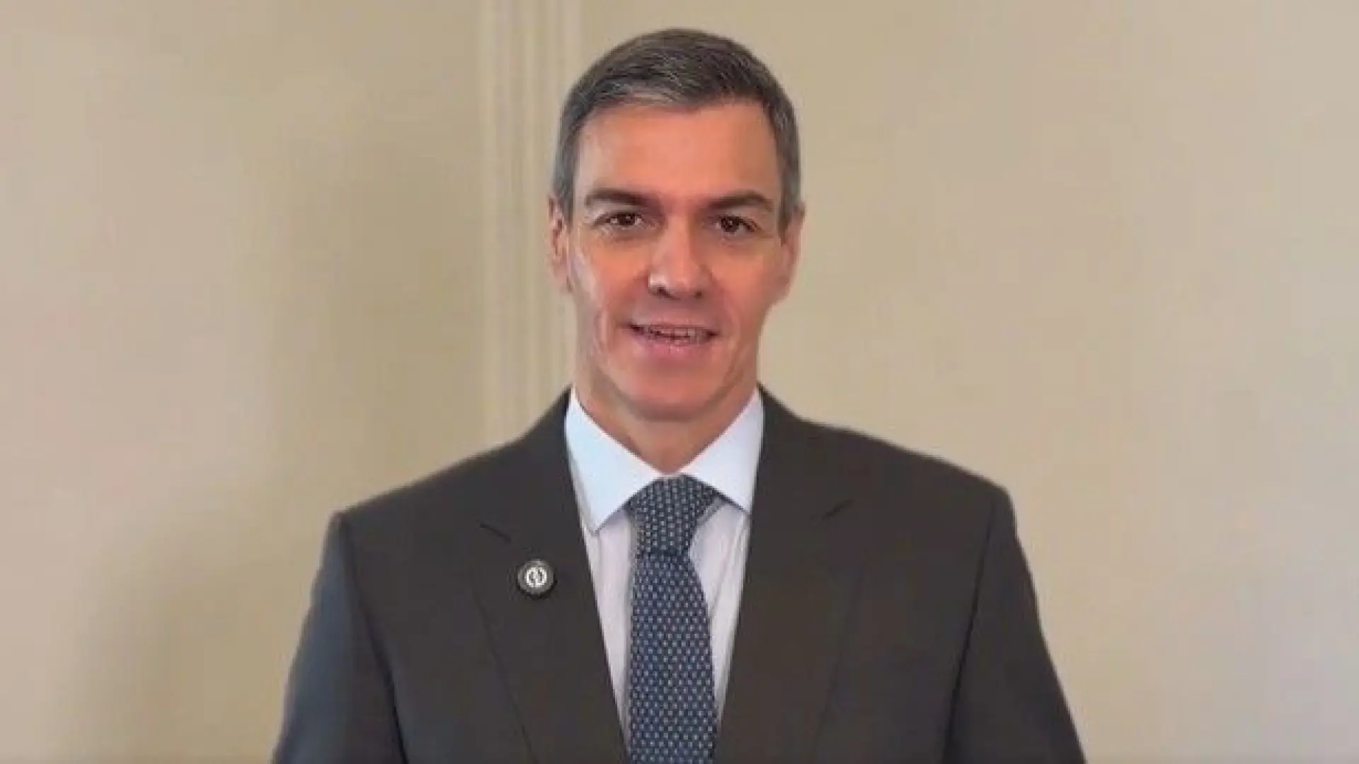 Sánchez denuncia la «infamia» de que PP y Vox ensayen la «violación» del Derecho Constitucional en Extremadura