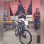 Todo el instituto se une para hacer un bonito homenaje a un estudiante que recorría 16 km para ir a clase