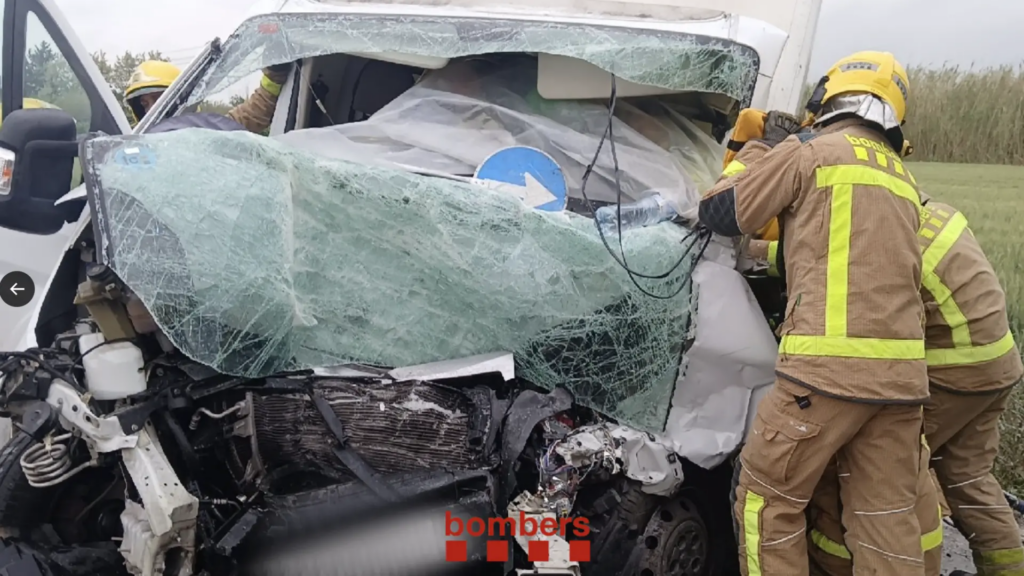 Tres heridos graves en una colisión frontal entre un autobús y una furgoneta en Girona