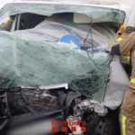 Tres heridos graves en una colisión frontal entre un autobús y una furgoneta en Girona