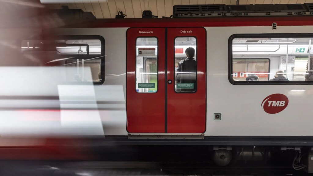 Un apuñalado y 13 detenidos tras una pelea entre dos grupos en el metro de Barcelona