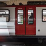 Un apuñalado y 13 detenidos tras una pelea entre dos grupos en el metro de Barcelona