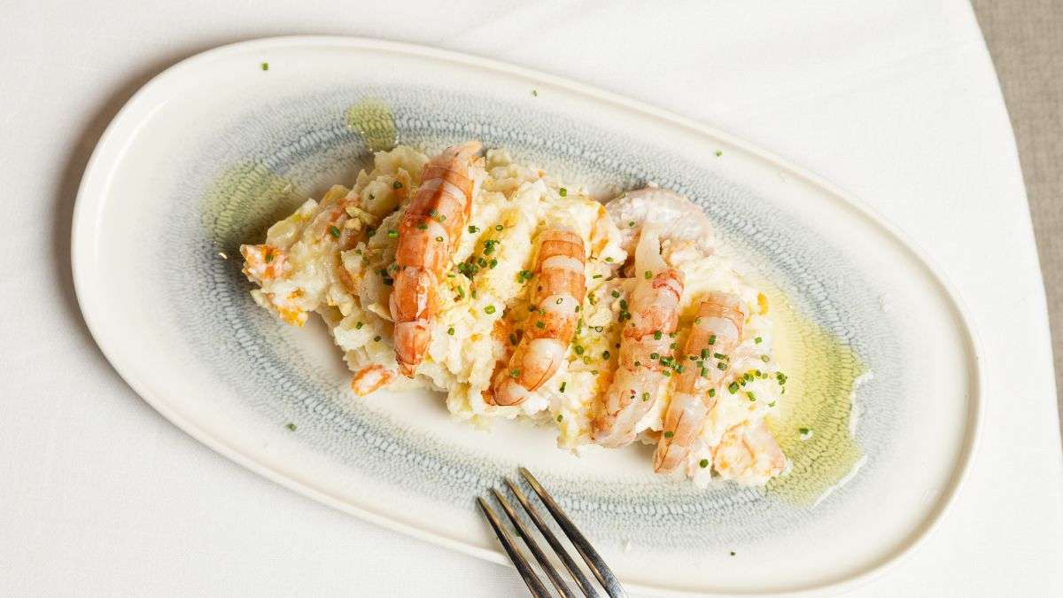 Malandro, el restaurante de 800 m² frente a la Maestranza con brasa, chuleta de vaca vieja y 200 vinos en Semana Santa