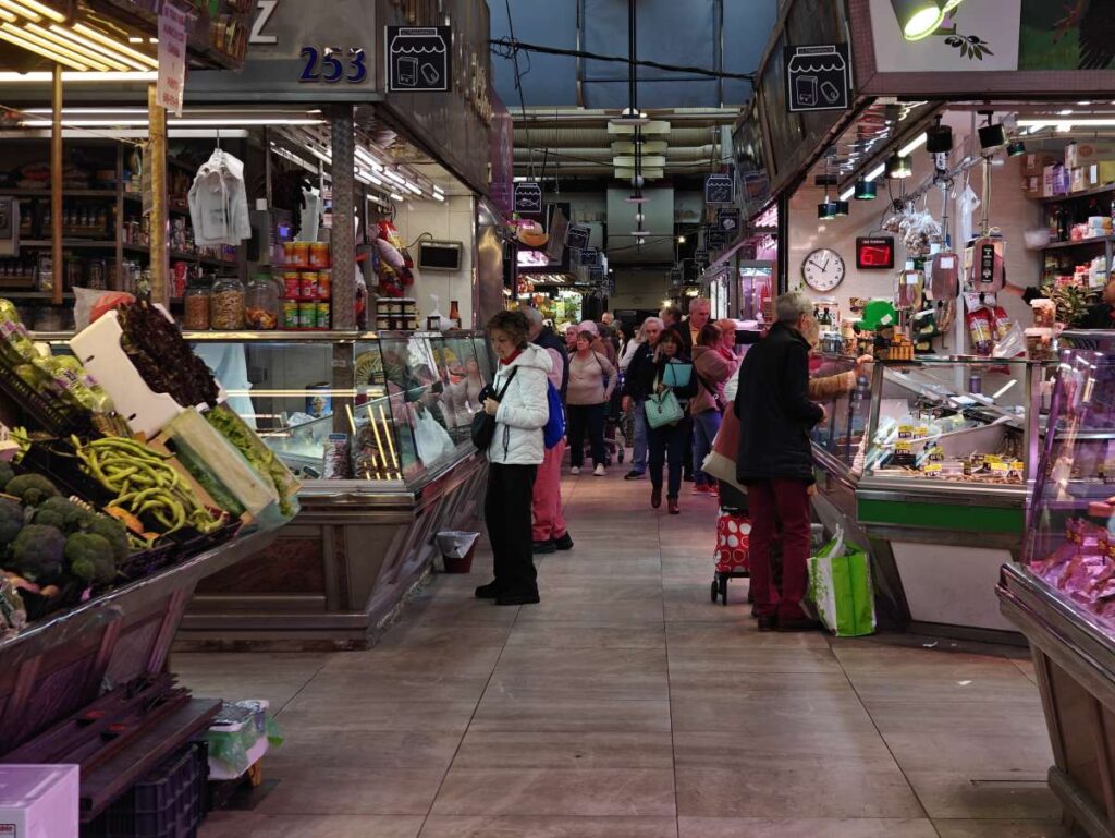 El Mercado de las Maravillas: el gran espacio de compra de barrio que resiste en Madrid