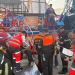 dos niños quedaron suspendidos en el aire