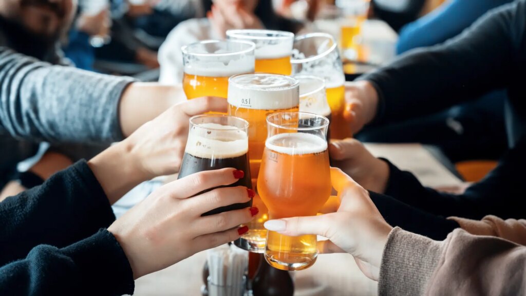 ¿A partir de cuántas cervezas es alcoholismo? El test para saber si estás ante un consumo de riesgo
