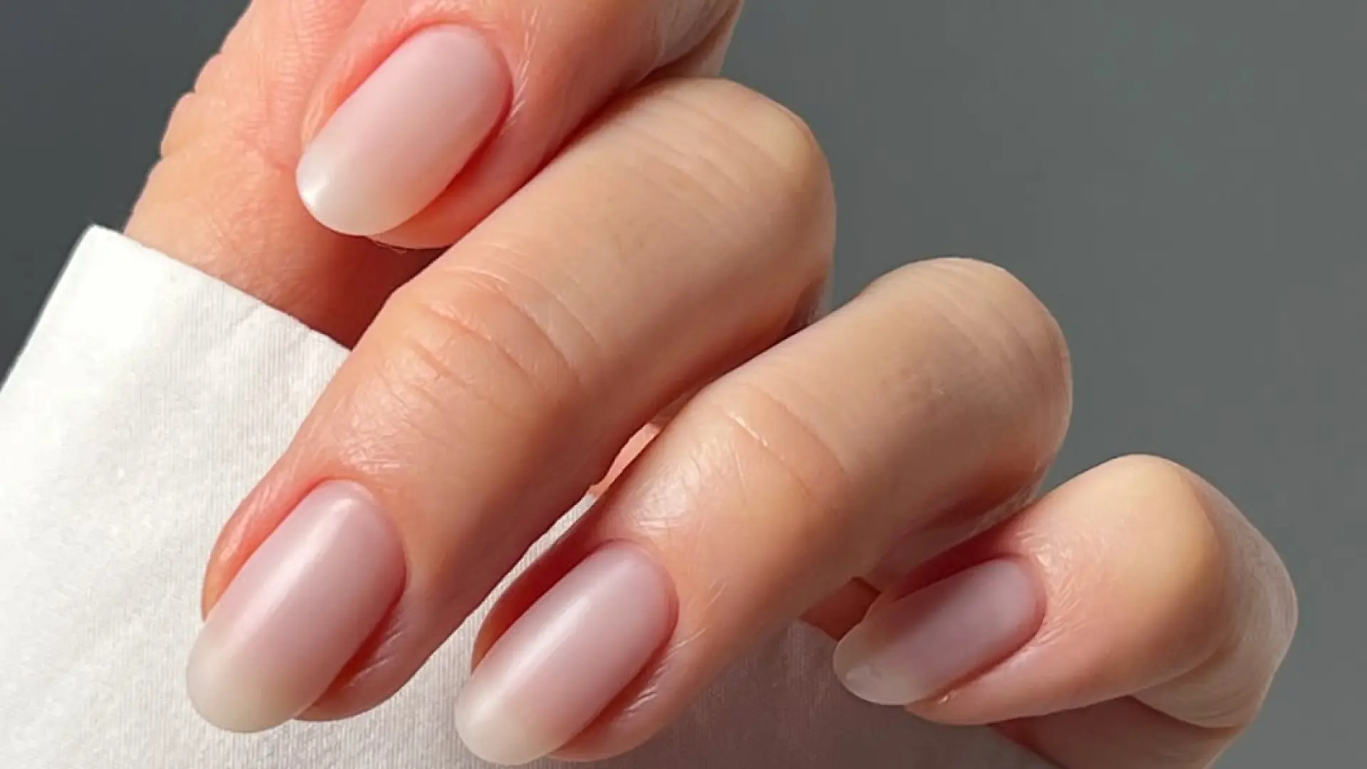 la manicura efecto mate que será una de las más pedidas esta primavera