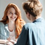 ¿Qué significa cuando alguien habla muy rápido en una conversación? La psicología lo explica