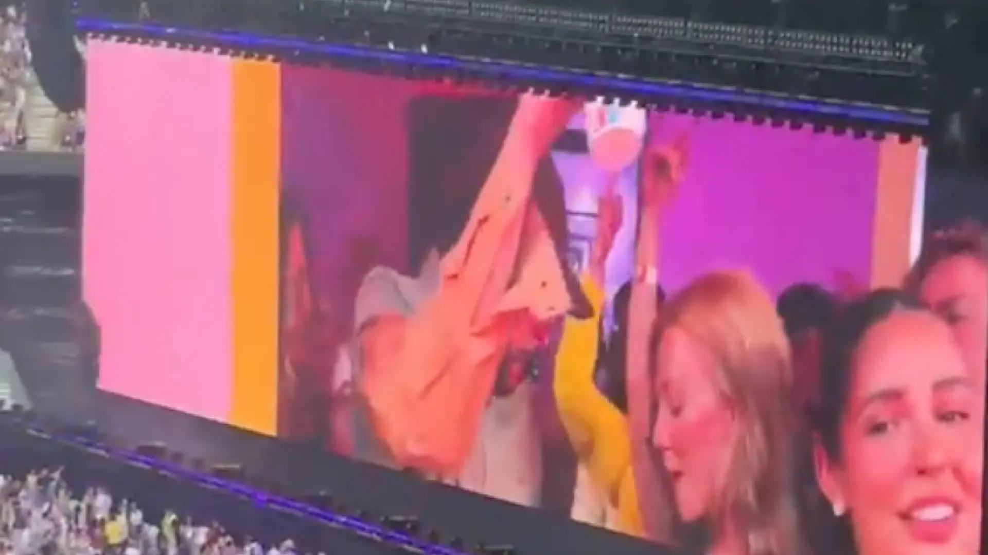 Bad Bunny sube a Ester Expósito, Ana de Armas y María León a La Casita en su primer concierto en Madrid