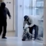Cuatro encapuchados asaltan una joyería a martillazos en un centro comercial de Vallecas
