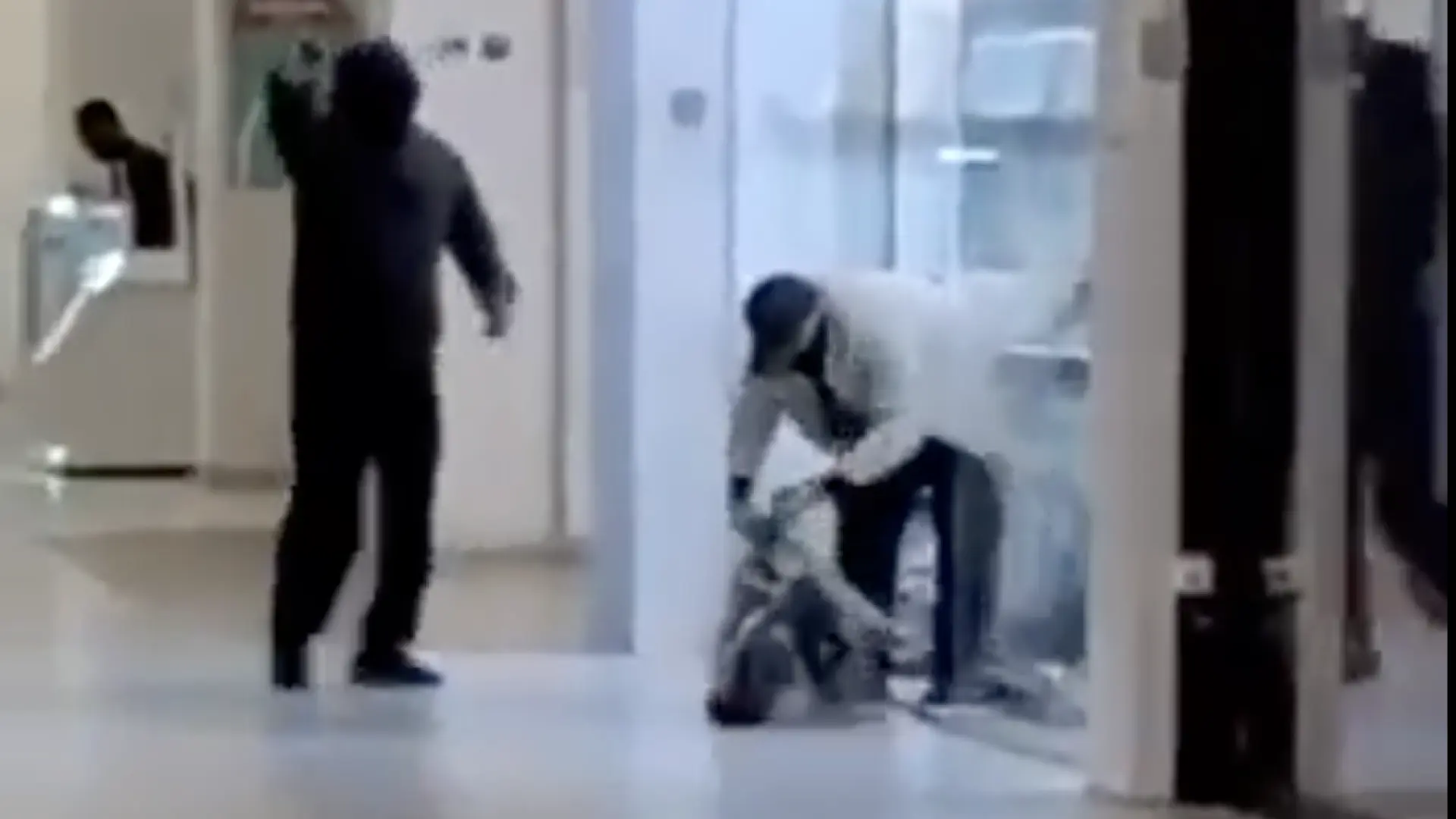 Cuatro encapuchados asaltan una joyería a martillazos en un centro comercial de Vallecas Cuatro encapuchados asaltan una joyería a martillazos en un centro comercial de Vallecas