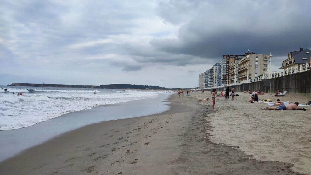 Dos surfistas realizan un rescate múltiple en una playa asturiana de Castrillón, pero no dan con un bañista que sigue desaparecido