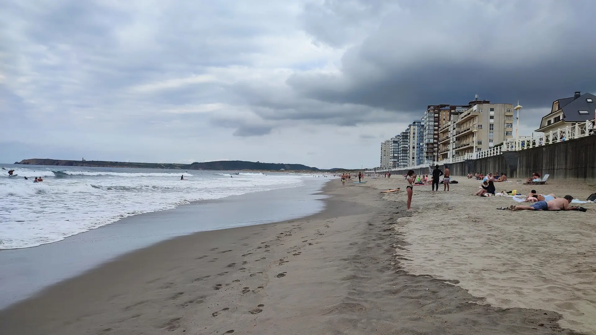 Dos surfistas realizan un rescate múltiple en una playa asturiana de Castrillón, pero no dan con un bañista que sigue desaparecido Dos surfistas realizan un rescate múltiple en una playa asturiana de Castrillón, pero no dan con un bañista que sigue desaparecido