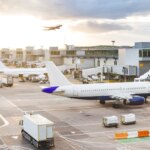 El precio de los billetes de avión se abarató un 14,4% en abril, su mayor caída desde junio de 2021