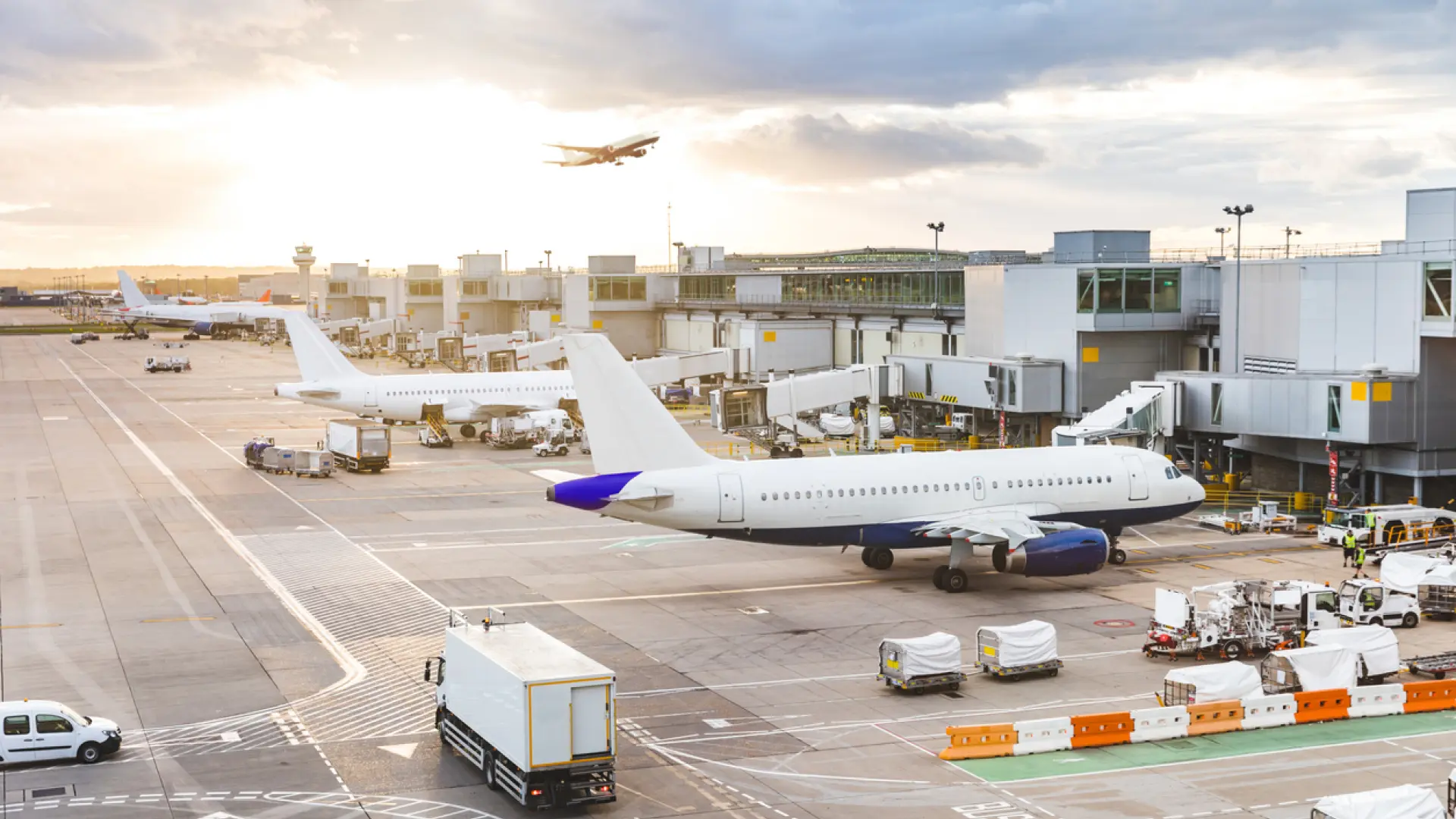 El precio de los billetes de avión se abarató un 14,4% en abril, su mayor caída desde junio de 2021
