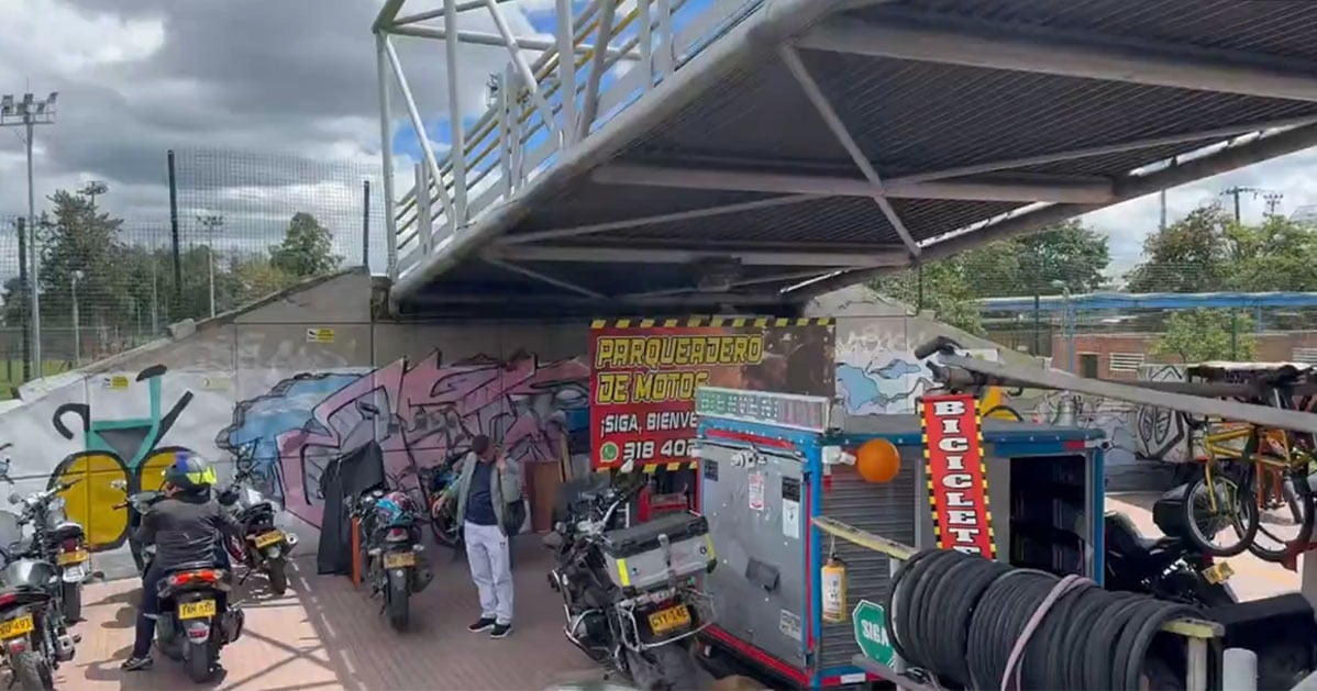 El puente de la carrera 68 entre las calles 53 y 63 invadido por un taller y parqueadero ilegal para motos