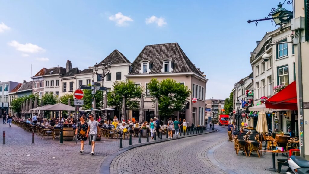 Esta ciudad de cuento con canales y áreas verdes tiene el casco histórico más bonito de Holanda