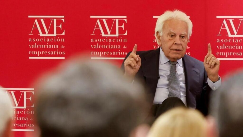 Felipe González pide elecciones en 2026 para frenar el coste político al PSOE, pero apela a la presunción de inocencia de Zapatero